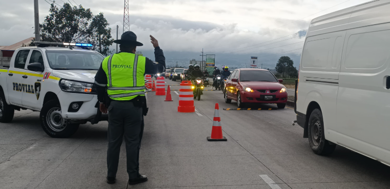 Autoridades realizan operativos de control a buses extraurbanos en varias rutas para evitar accidentes