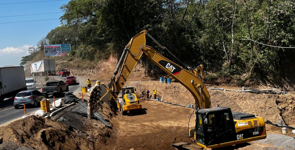 Continúan los trabajos de rehabilitación en el kilómetro 44 de la autopista Palín-Escuintla. (Foto: CIV)