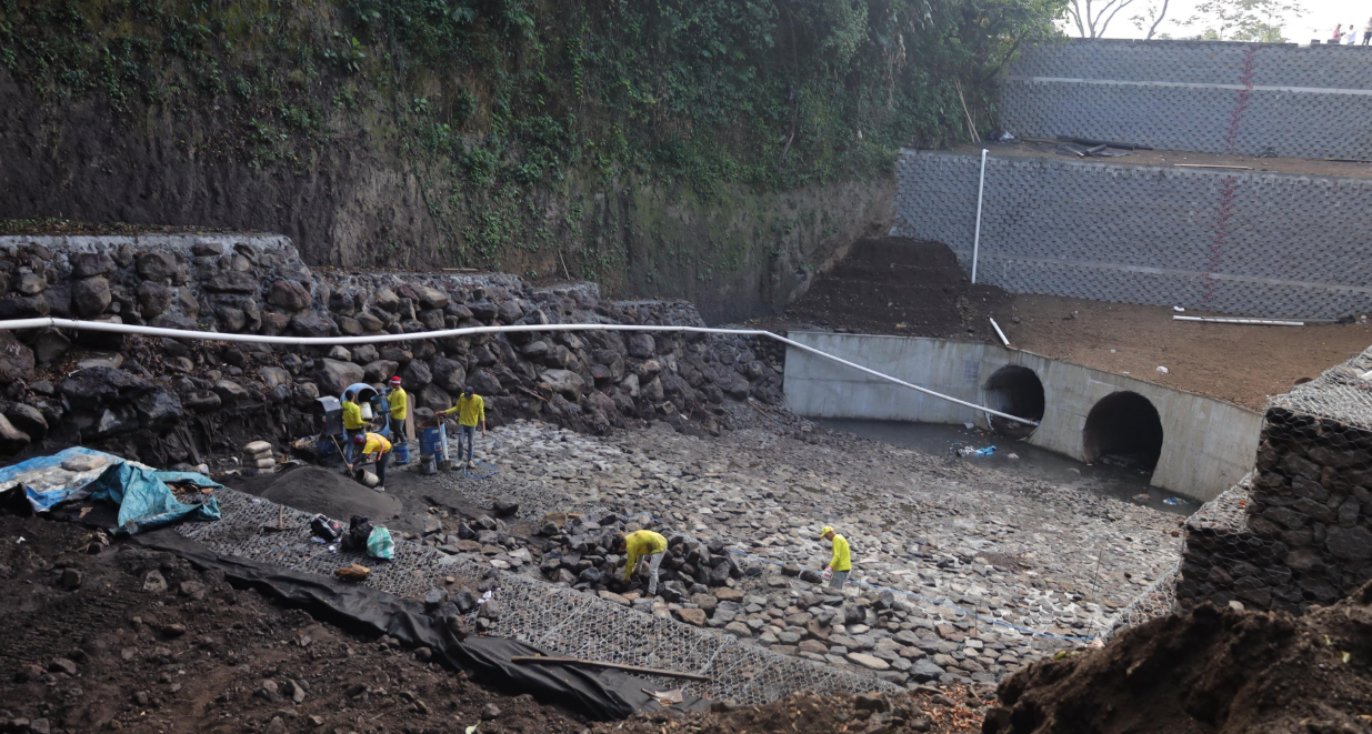 Trabajos efectuados este 18 de febrero en autopista Palín-Escuintla forman parte de la etapa final del proyecto. /Foto: CIV
