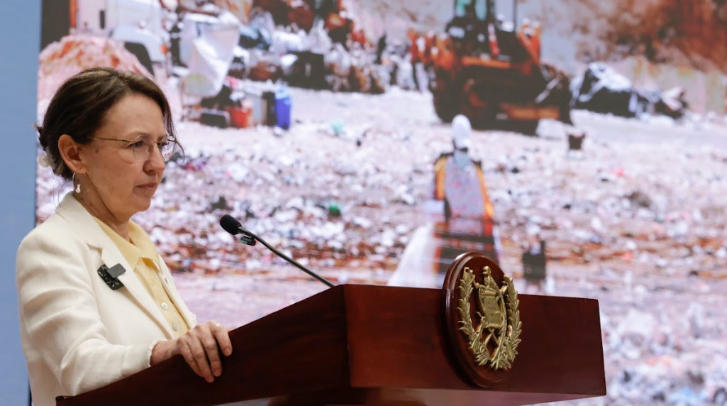 Ministra de ambiente reconoce la participación de los ciudadanos en la clasificación de desechos para mejorar el medio ambiente. /Foto: Dickéns Zamora.