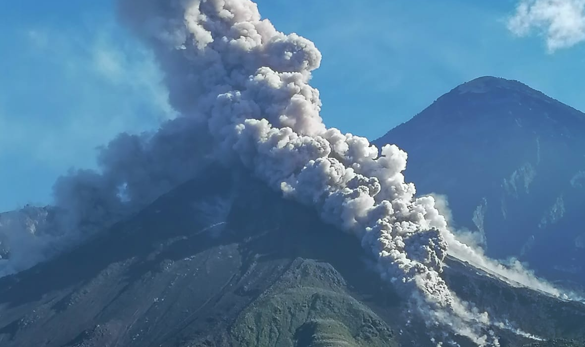 Autoridades advierten sobre el peligro de escalar el volcán Santiaguito