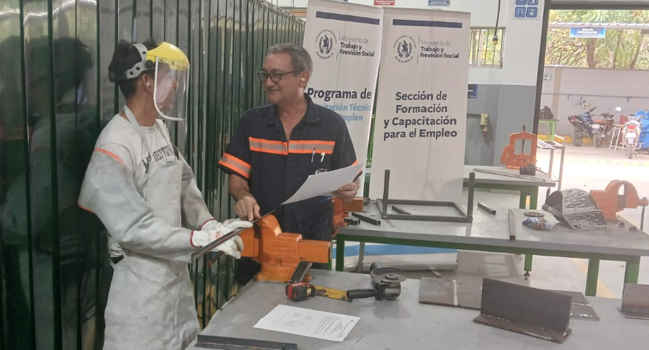Soldadores en Zacapa participaron en la certificación de competencias. /Foto: Mintrab.
