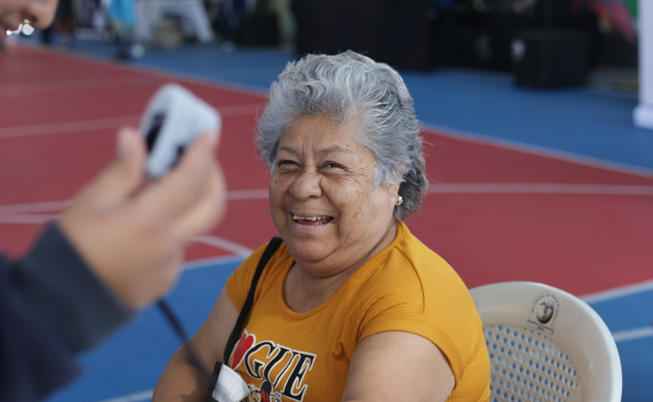 Feria de Salud acerca servicios a personas mayores en parque deportivo. / Foto: MSPAS.
