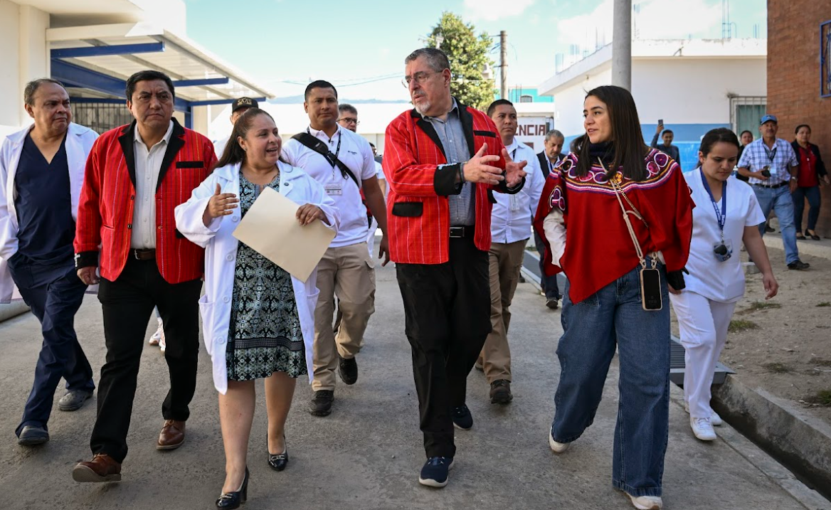Presidente Bernardo Arévalo supervisó avance de remozamiento de Hospital de Joyabaj. (Foto: Byron de la Cruz// Daniel Ordoñez)
