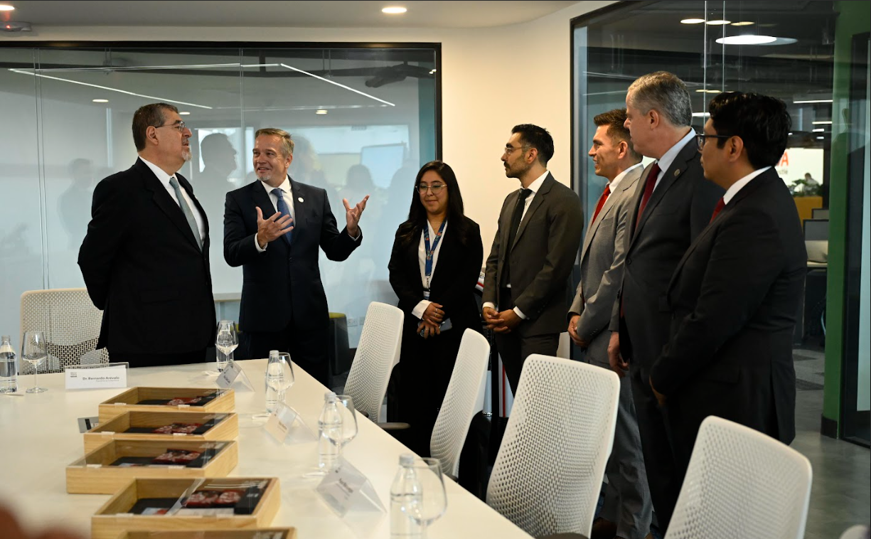Presidente Arévalo conoce el Centro de Análisis de Datos e Inteligencia Artificial de Nestlé. / Foto: Álvaro Interiano.