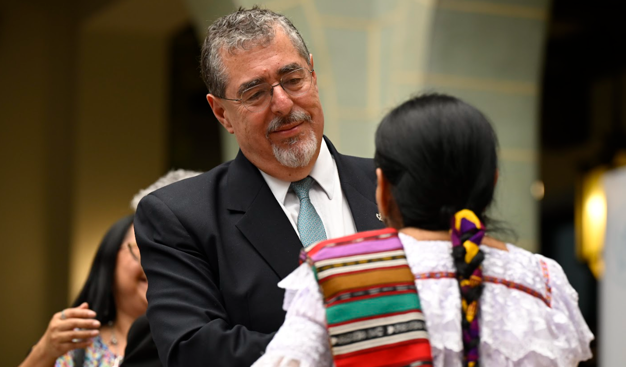 Presidente Arévalo participó en la entrega de distinción de cambio de la rosa de la paz por Otilia Lux. (Foto: Álvaro Interiano)
