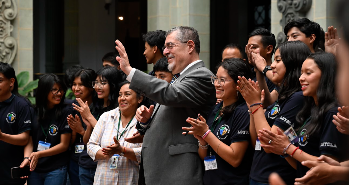 Presidente saluda a estudiantes que visitaron el Palacio Nacional. /Foto: Álvaro Interiano.