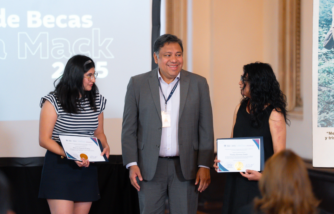 Entregan Beca Myrna Mack a estudiantes universitarias de Guatemala