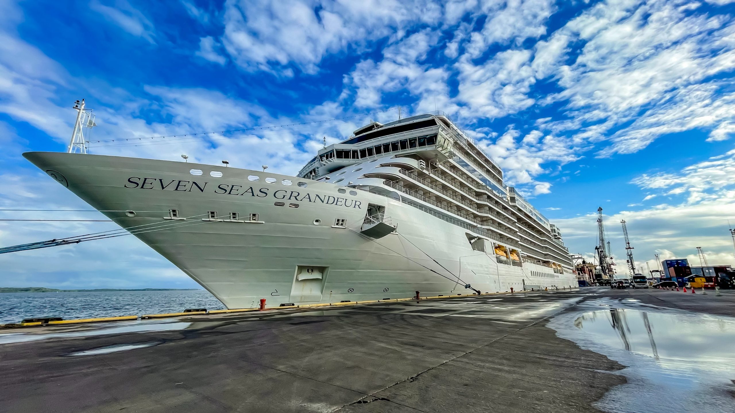 Crucero Seven Seas Grandeur arriba a Puerto Santo Tomás de Castilla. /Foto: Inguat.