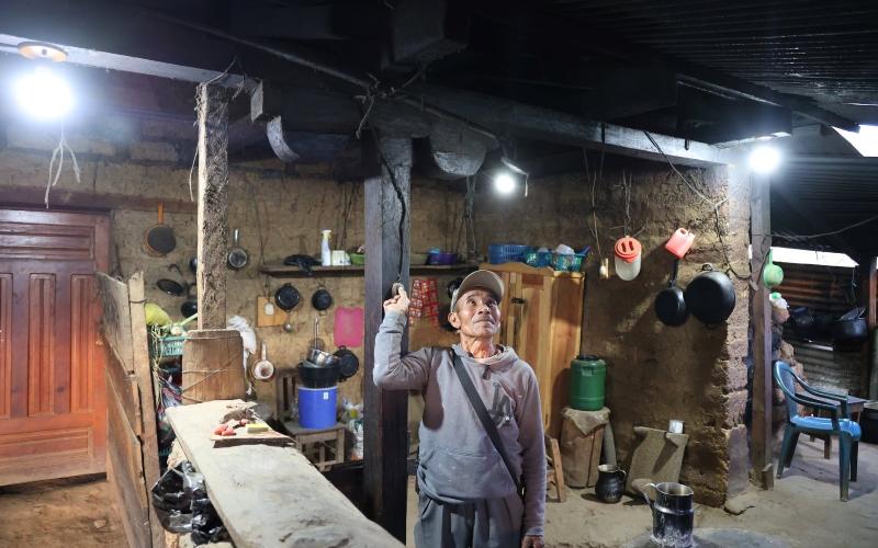 Electrificación rural llega a comunidades de San Bartolomé Jocotenango, Quiché