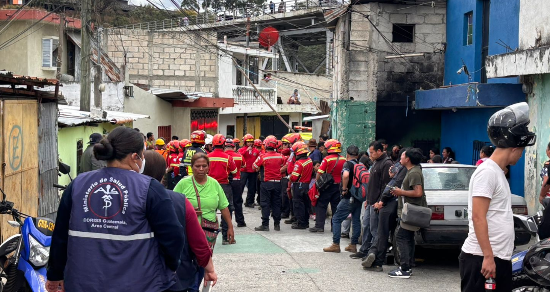 Entidades brindan apoyo tras accidente en Calzada La Paz./Foto: MSPAS.