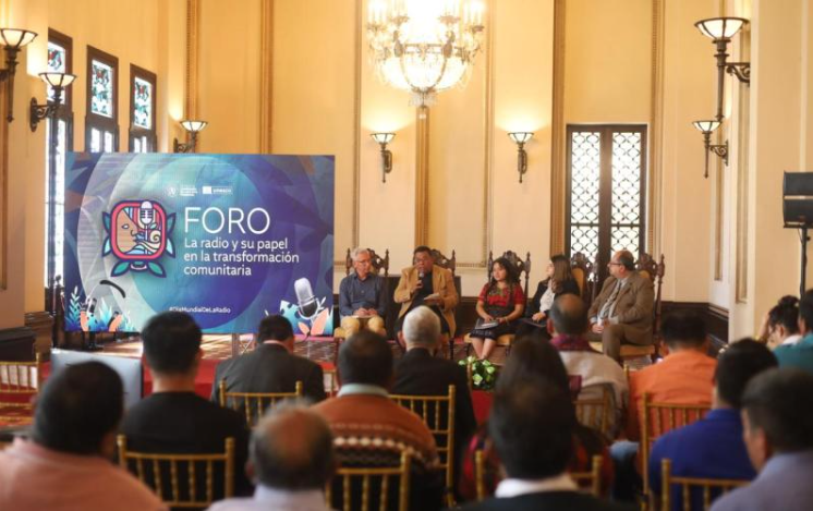 Foro con radios comunitarias