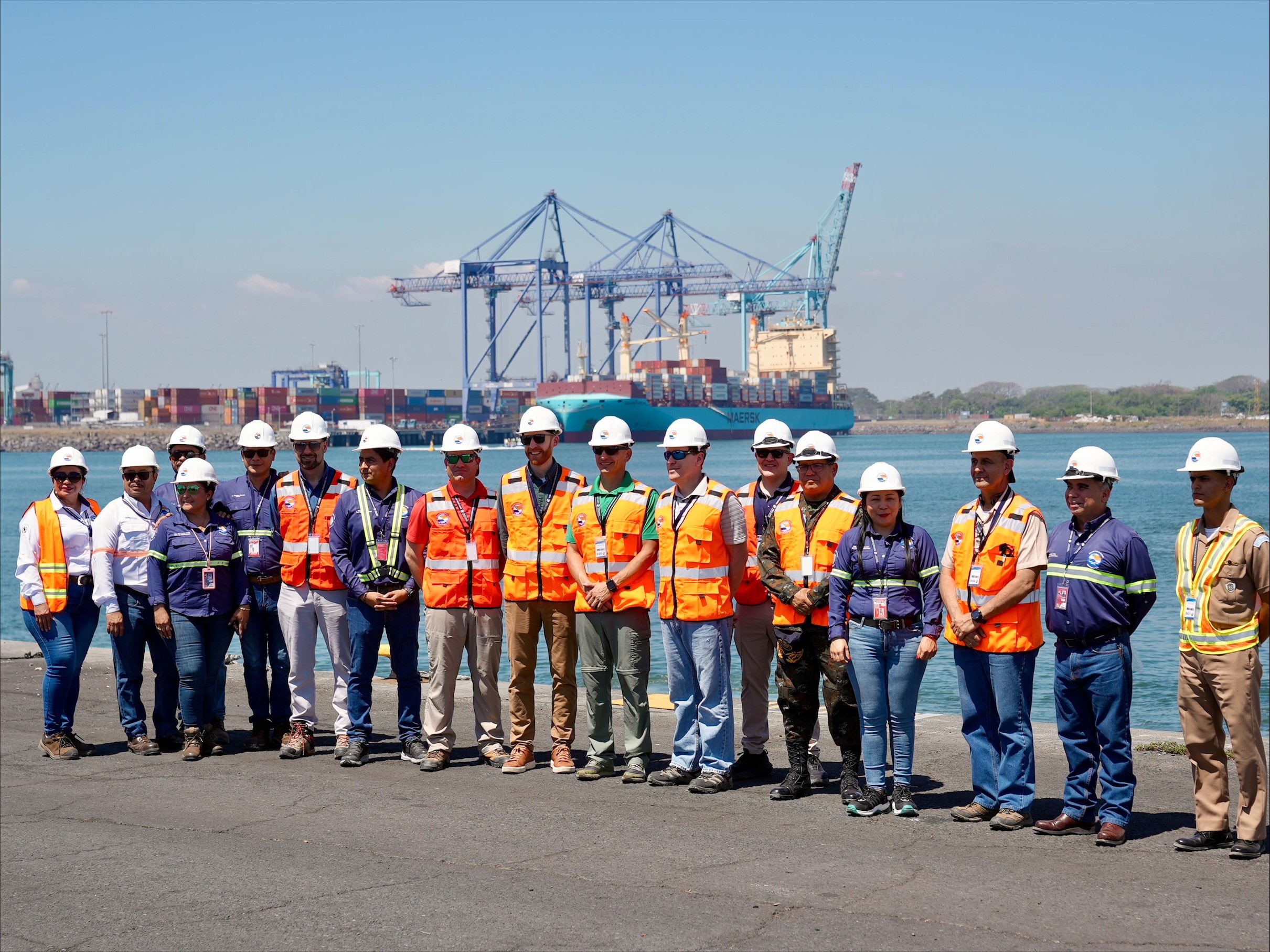 Ingenieros de Estados Unidos evalúan estado del Puerto Quetzal. / Foto: Embajada de los Estados Unidos en Guatemala.