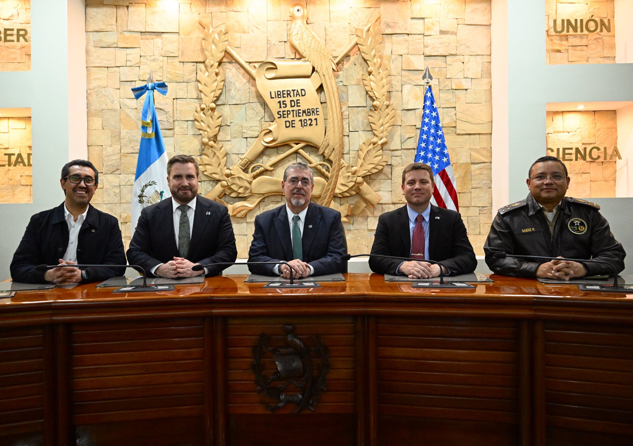 Presidente escucha resultados de observación de ingenieros de EE. UU. para expandir puerto Quetzal