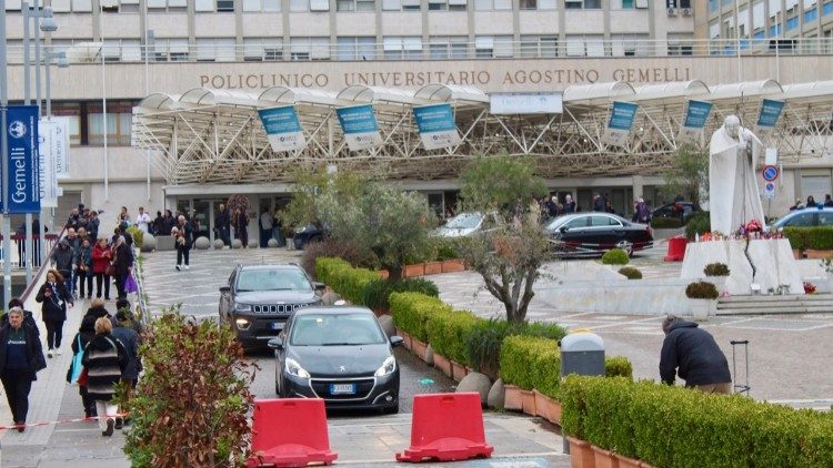 El papa Francisco se encuentra recluido en el Hospital Policlínico Universitario Agostino Gemelli desde el viernes de la semana pasada.