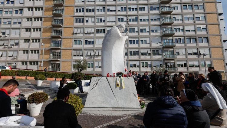 Religiosas y particulares se reúnen en las afueras del Hospital Gemelli, donde se encuentra recluido el papa Francisco, para orar por su salud.