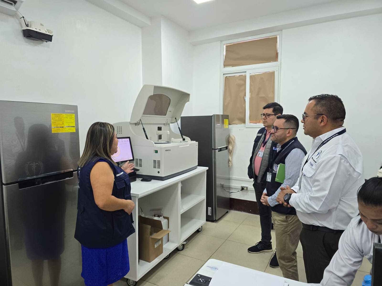 Personal de Salud revisa equipo con el que cuenta el nuevo laboratorio del Centro de Salud de Ciudad Vieja.