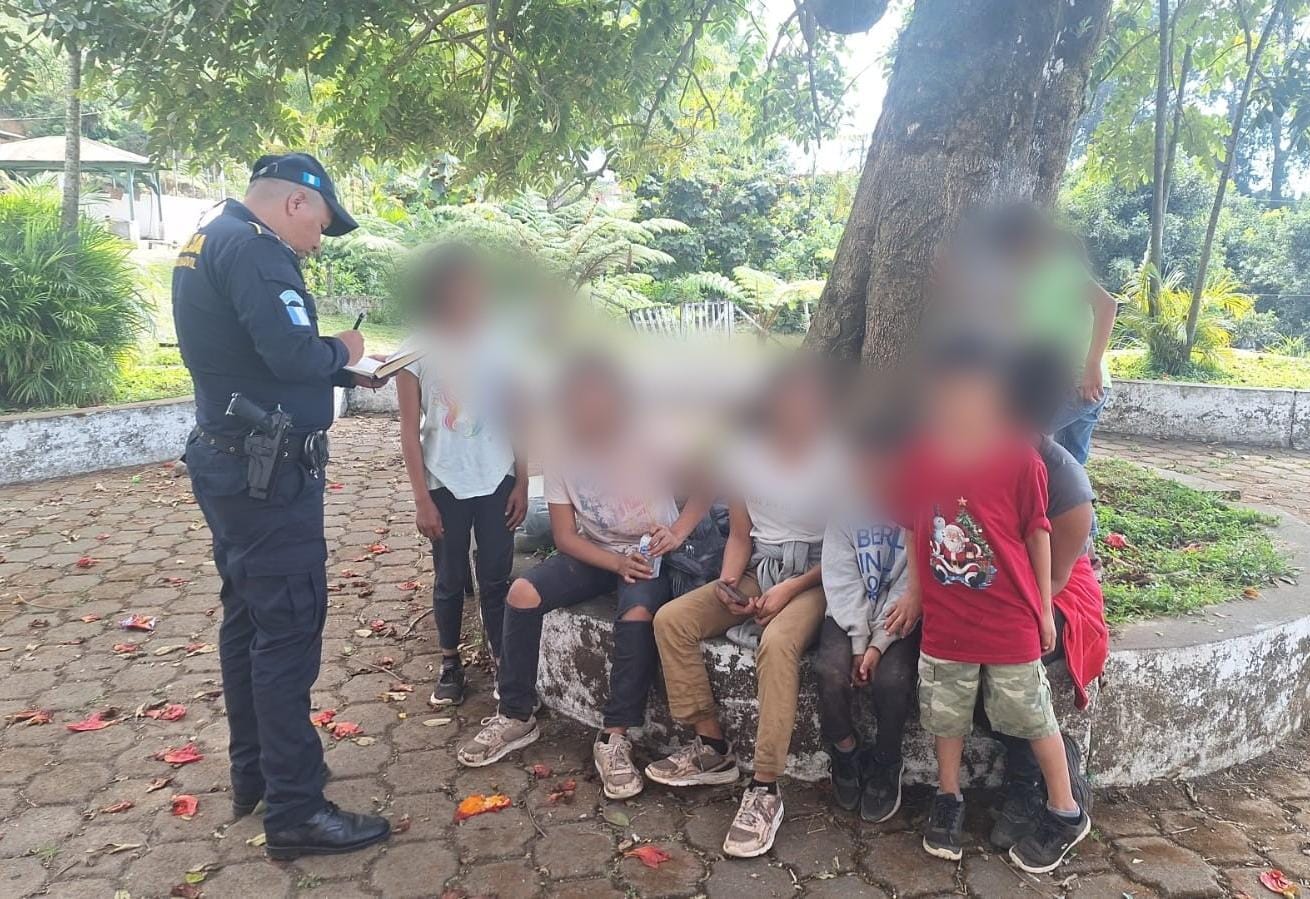 Un equipo de búsqueda y rescate localizó a los cinco niños y dos adultos que fueron reportados desaparecidos en Suchitepéquez.
