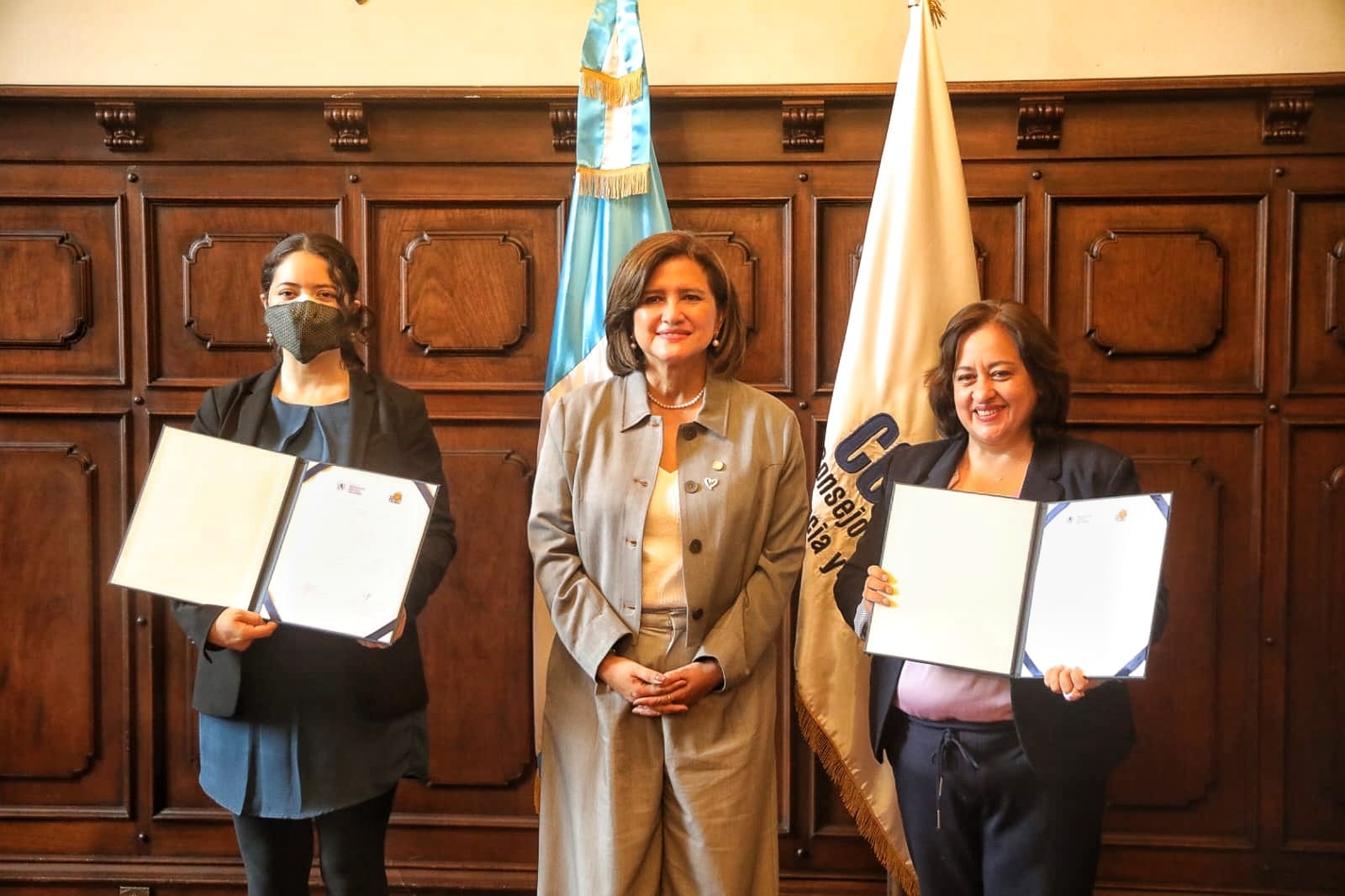 La vicepresidenta Karin Herrera firmó convenio de apoyo para Senacyt con la firma New Sun Road. / Foto: DCA.