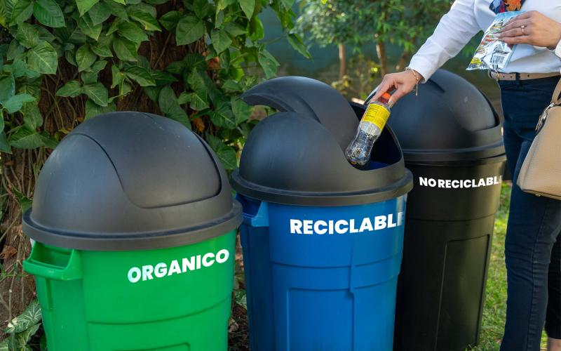 Medio Ambiente El MEM instaló recipientes específicos para la disposición de desechos en las dos sedes del Ministerio.