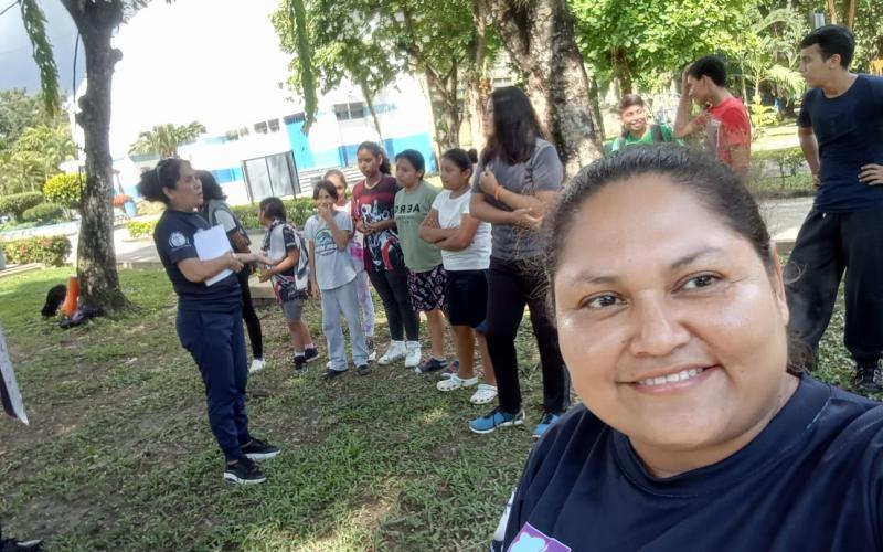 Marleni Ramírez -en primer plano- lleva 18 años sirviendo como enfermera auxiliar en Izabal. / Foto: MSPAS.