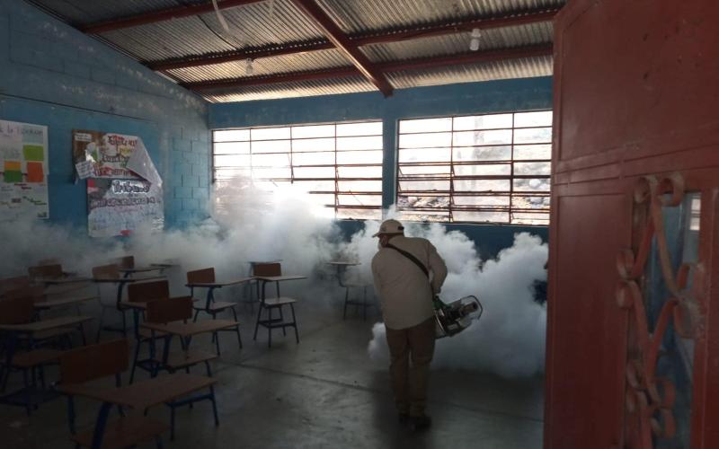 Ministerio de Salud fumiga establecimientos educativos de Chiquimula. / Foto: MSPAS.