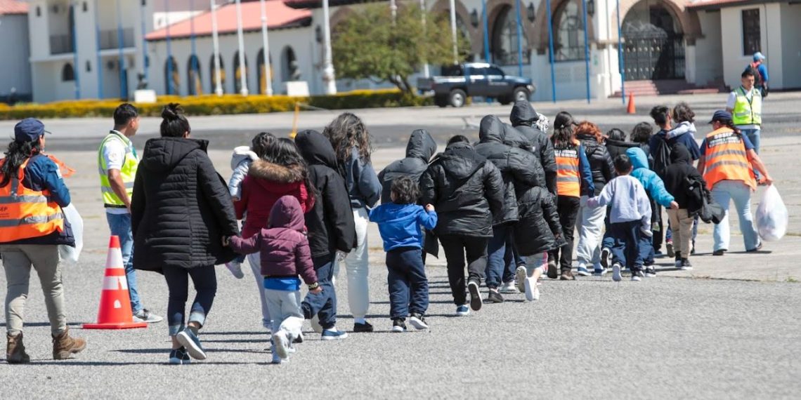 Mintrab crea unidad de atención a migrantes retornados