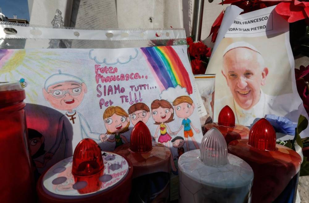 SAlud del papa Dibujo y fotografía del papa Francisco que feligreses colocaron frente al Hospital Gemelli, en Roma.