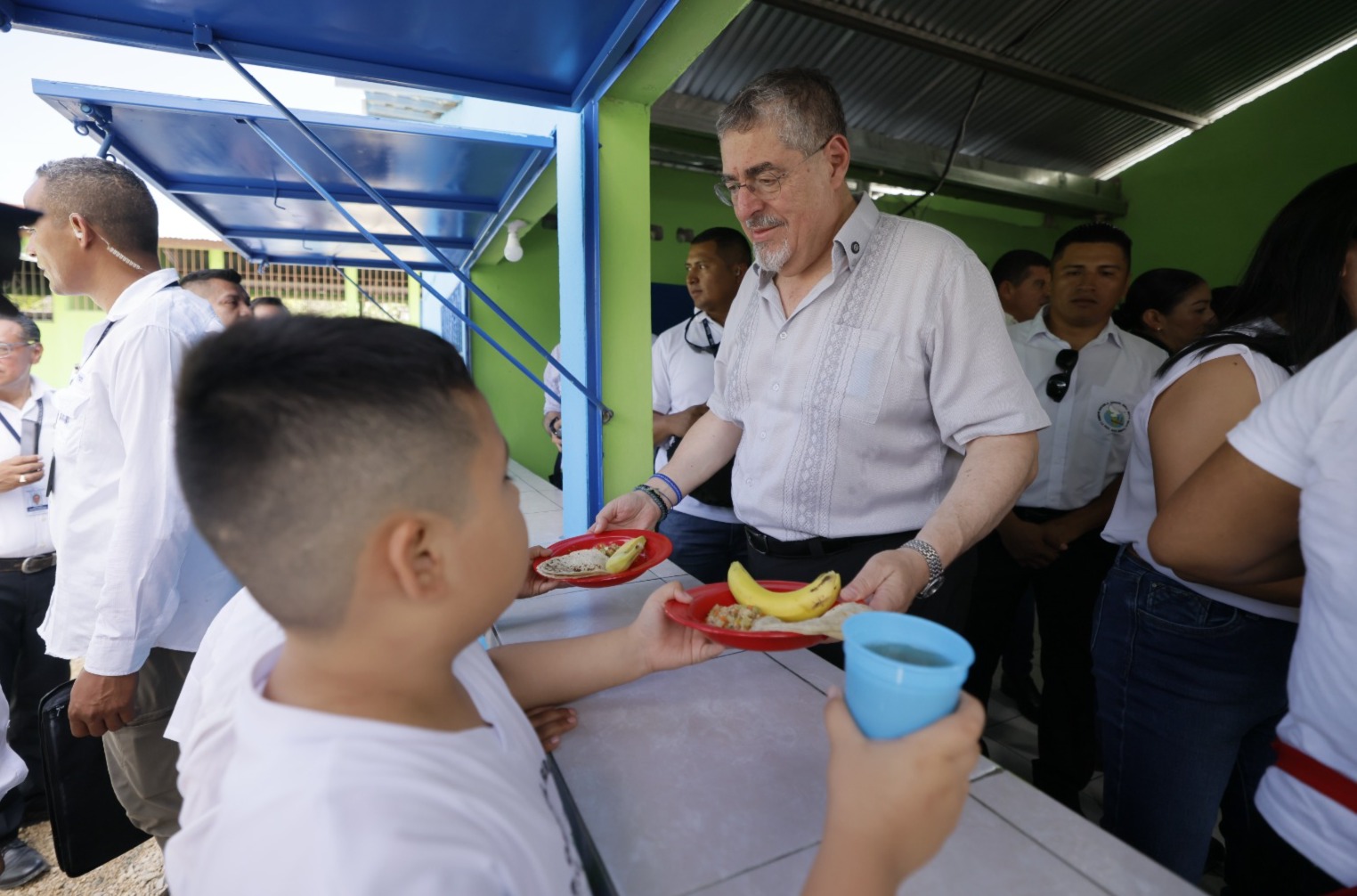 El presidente Bernardo Arévalo entrega refacción escolar a niños de la escuela La Paz, en San Benito, Petén.