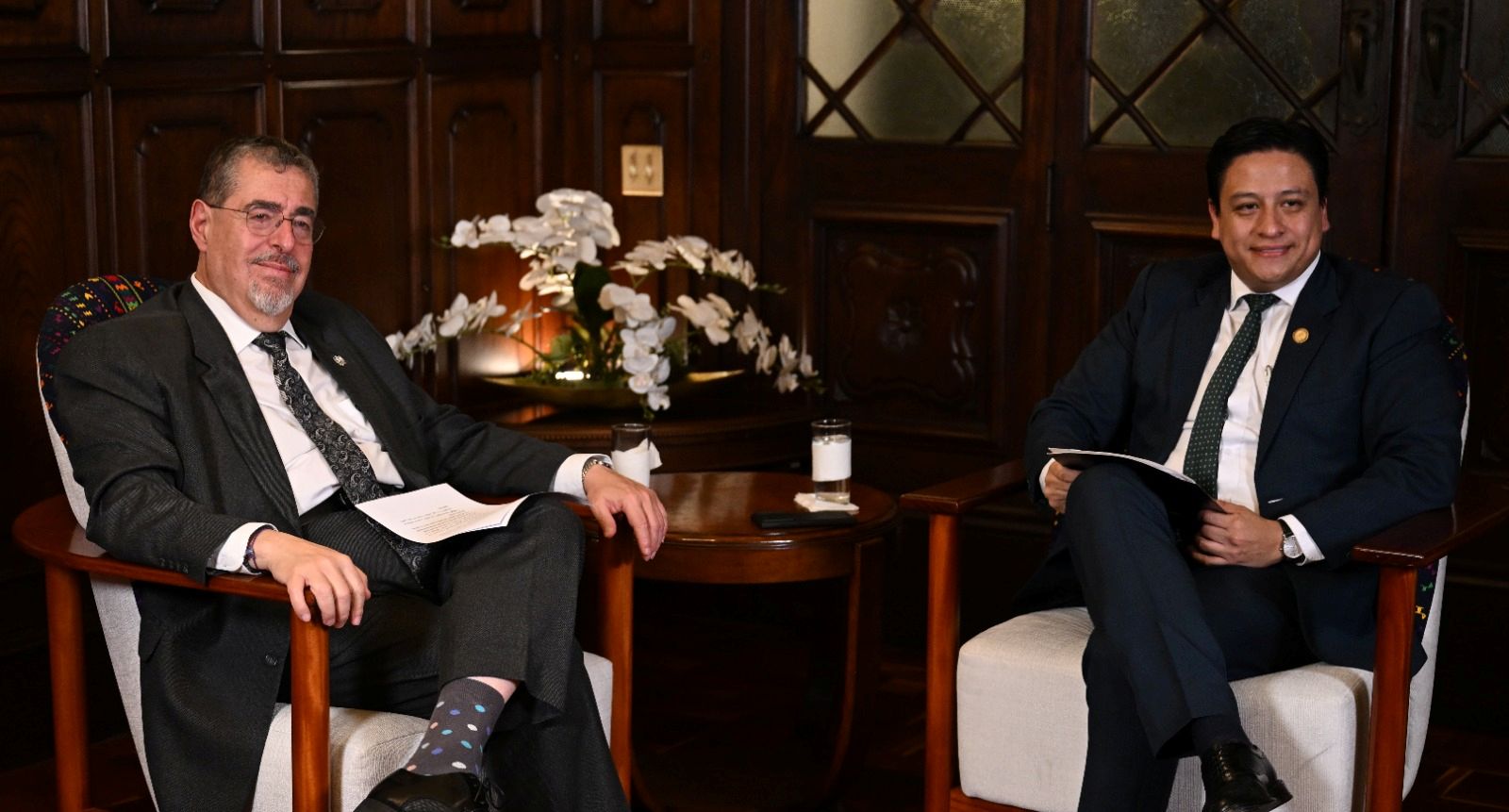 El presidente Bernardo Arévalo conversa con usuarios de la platafora Tik Tok junto al comisionado Nacional contra la Corrupción.