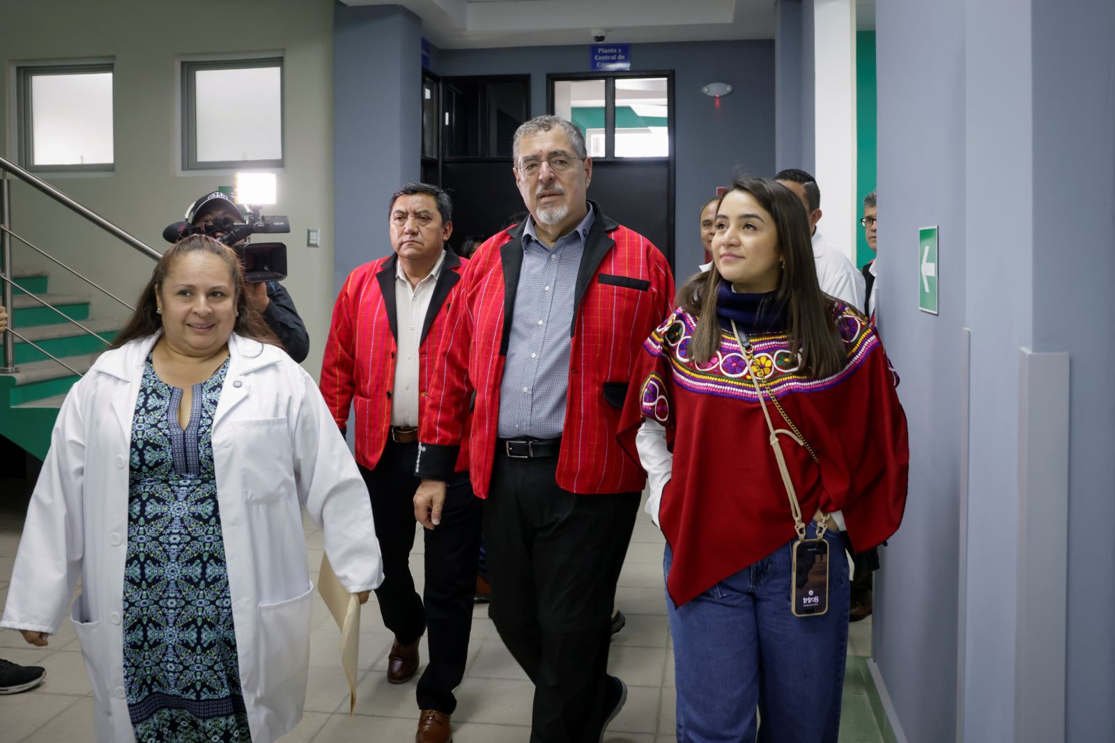 El presidente Bernardo Arévalo, durante un recorrido por el Hospital de Joyavaj, Quiché.