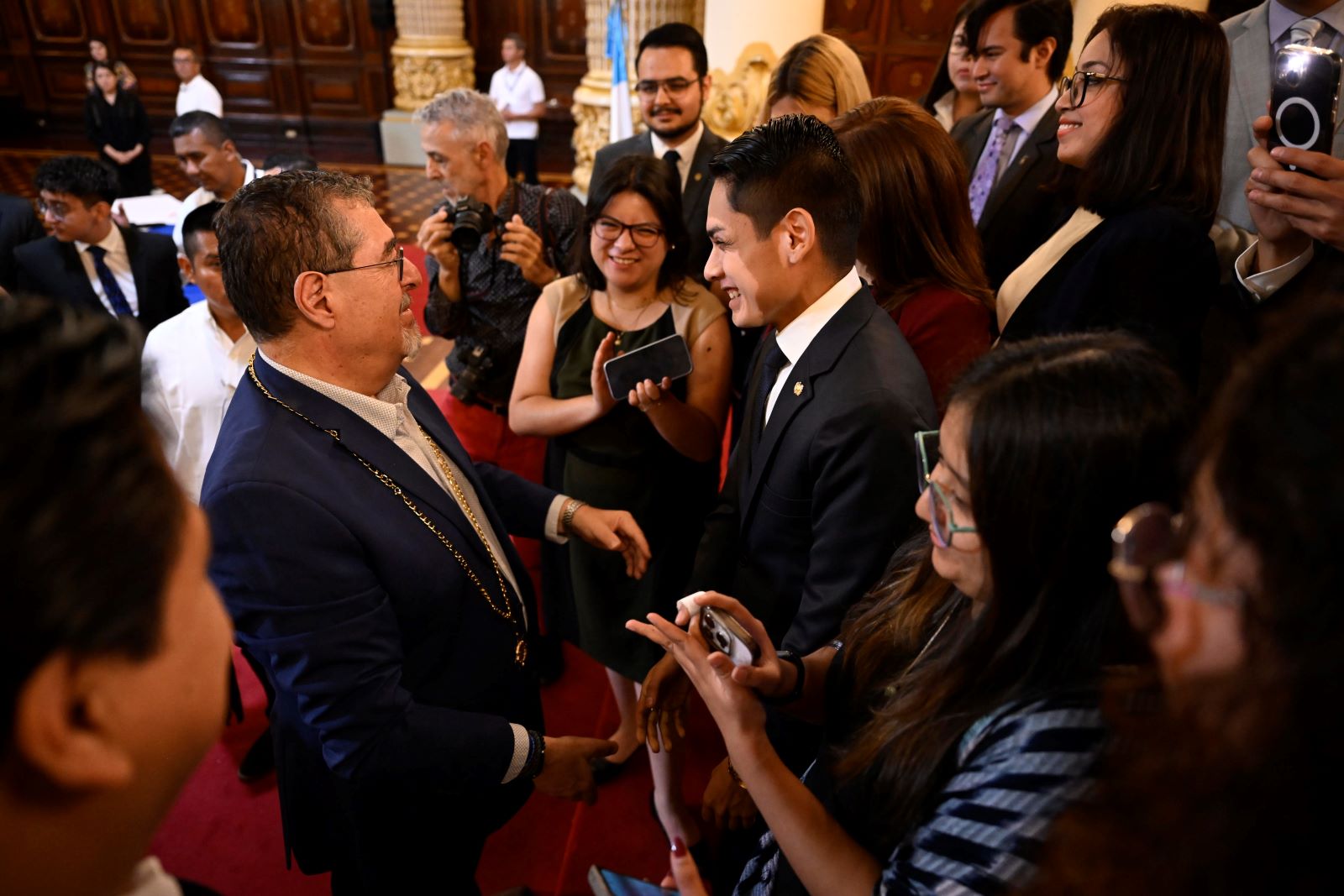 El presidente Bernardo Arévalo comparte con integrantes de la organización Jóvenes por la Transparencia.