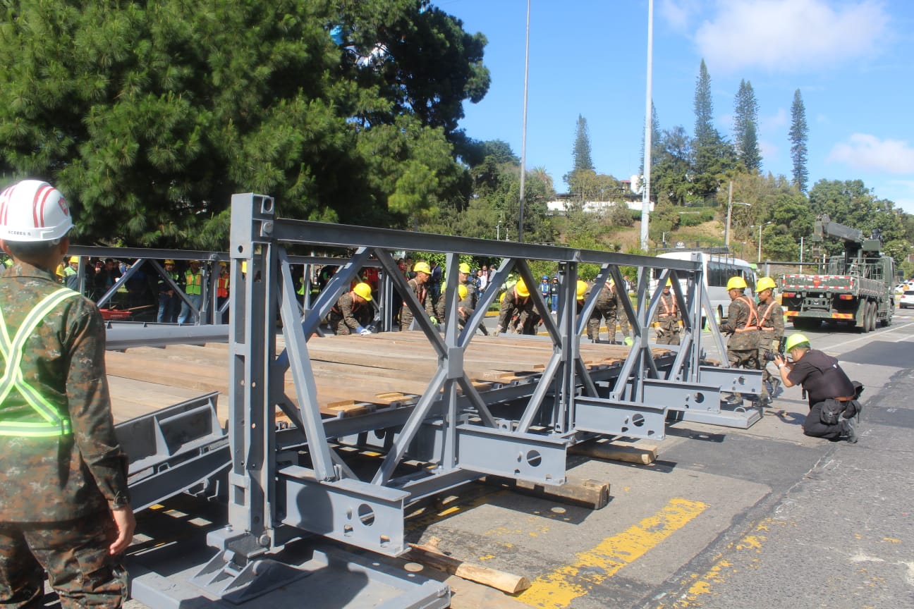 Integrantes del Cuerpo de Ingenieros del Ejército participó en el Macro Simulacro 2025 con la instalación de un puente Bailey.