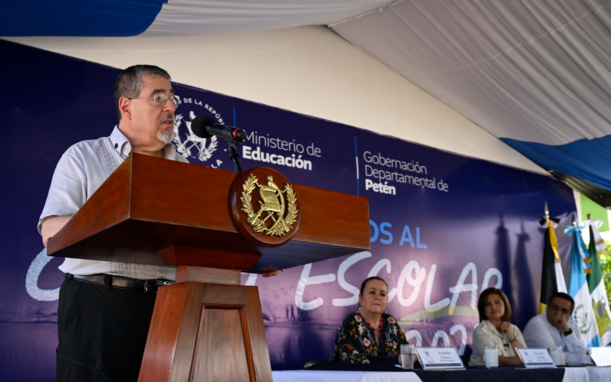 Gobierno anuncia apoyo en infraestructura vial, educación y electrificación en Petén
