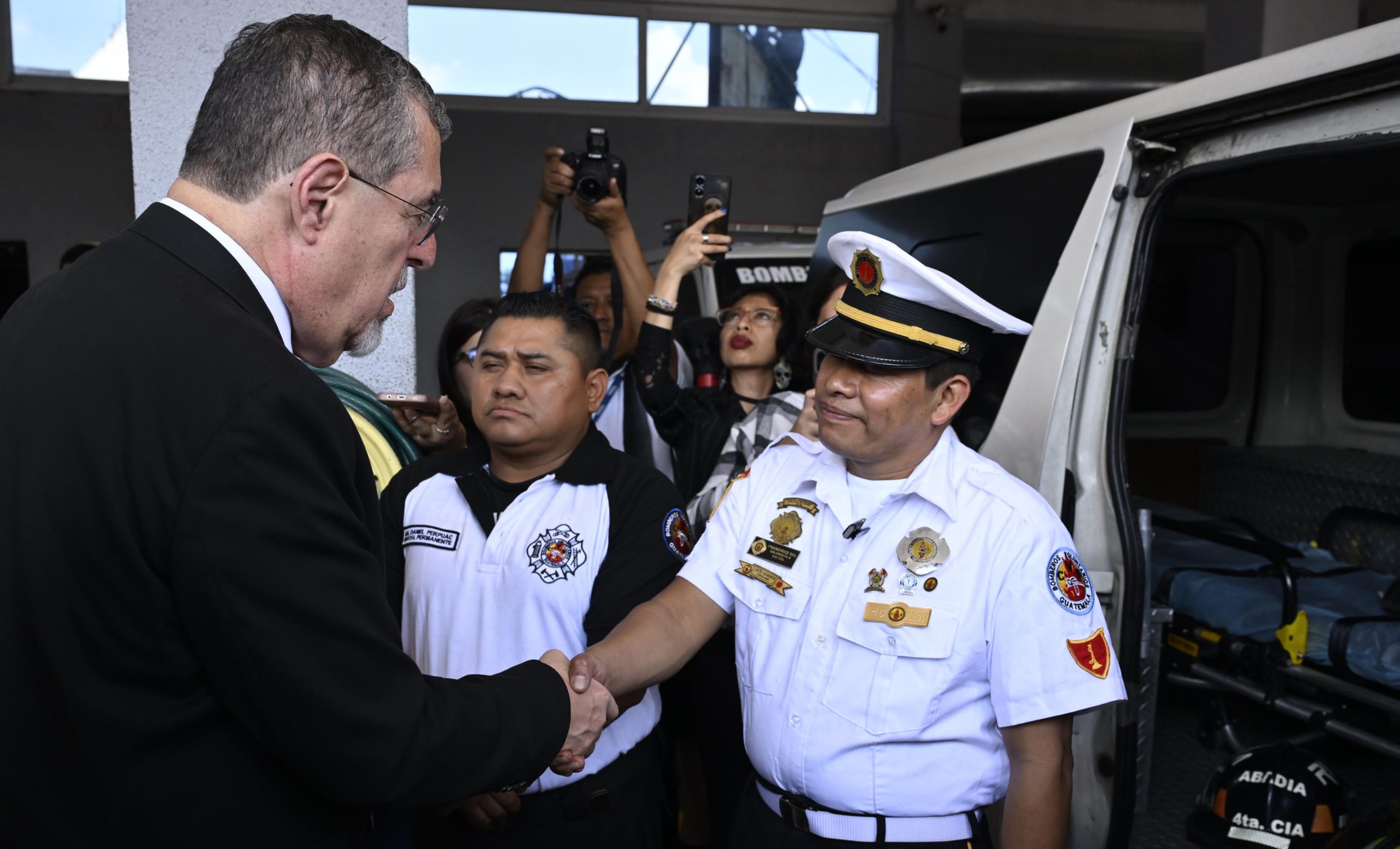 Presidente reconoce la labor de rescatistas por su valentía y solidaridad en emergencia de calzada La Paz
