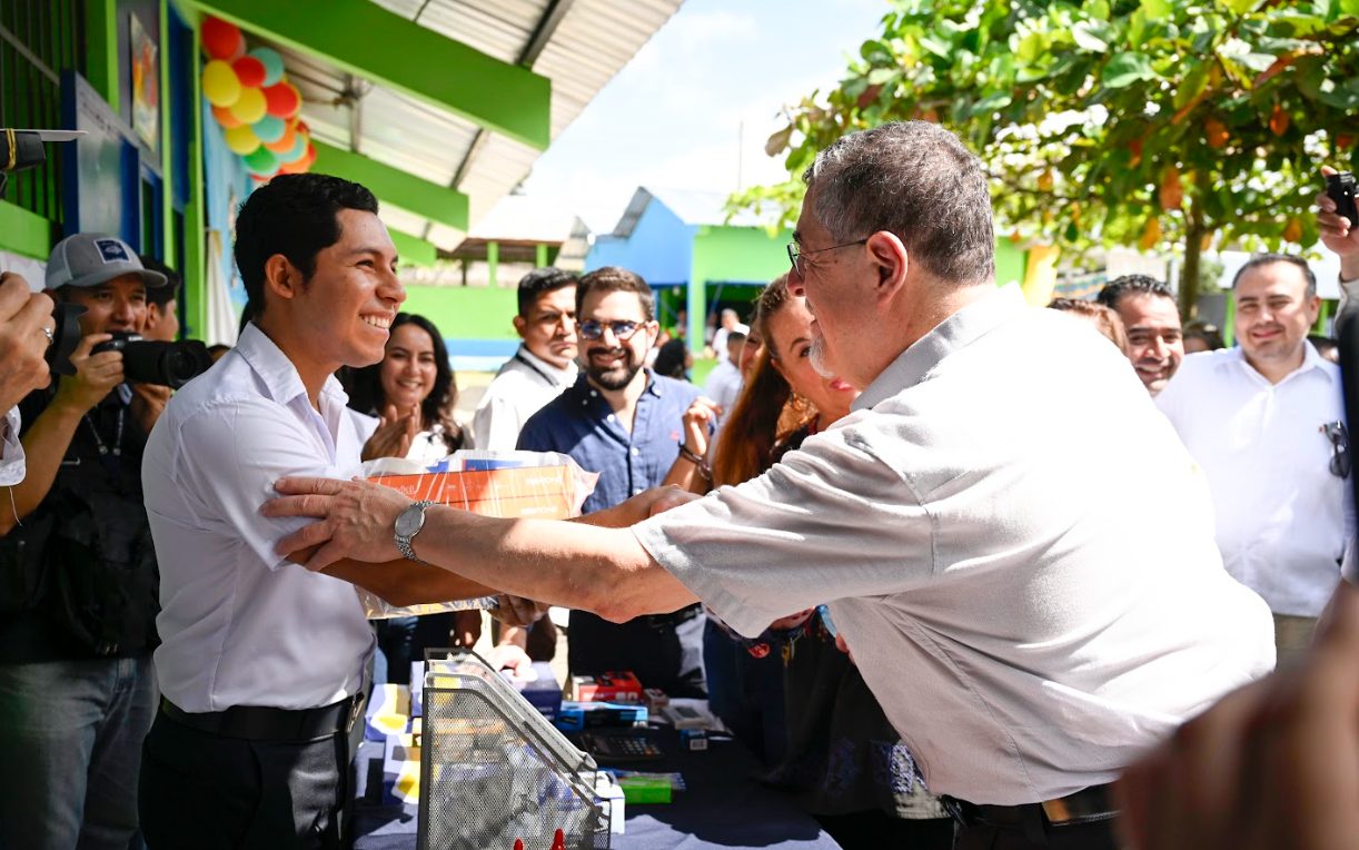 Presidente Bernardo Arévalo anuncia contratación de nuevos maestros este año