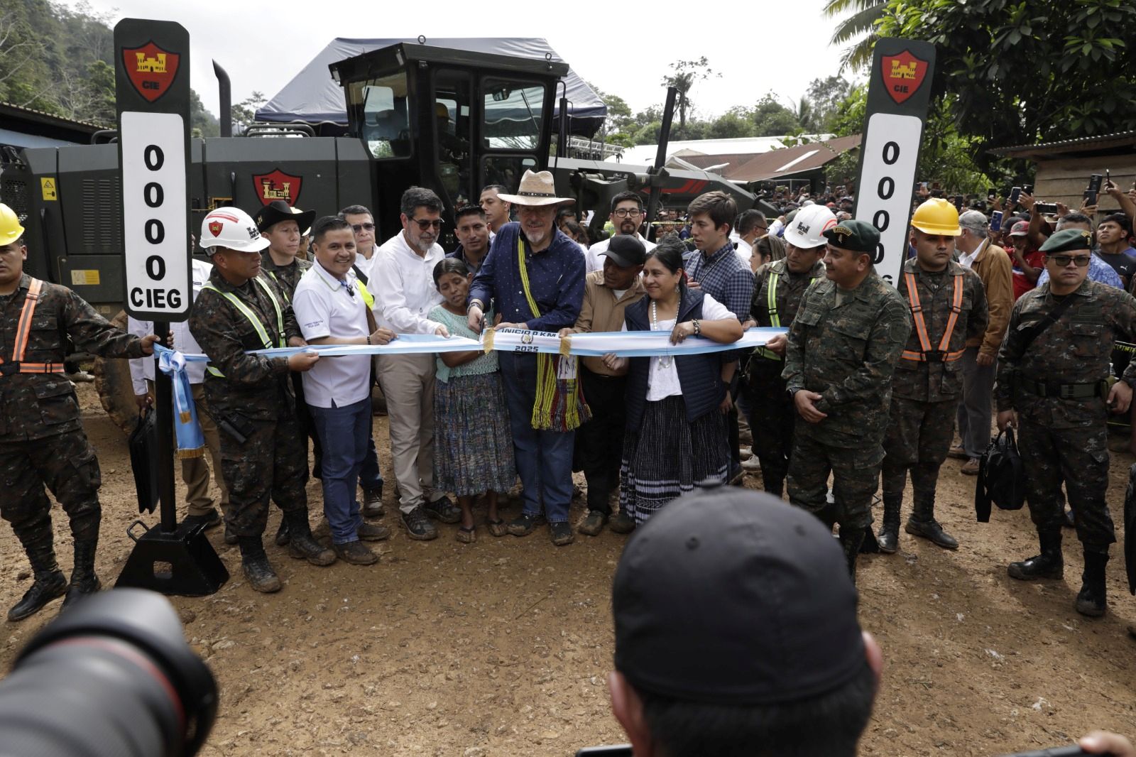 Gobierno inicia plan para mejorar carreteras, caminos rurales y reducir la pobreza