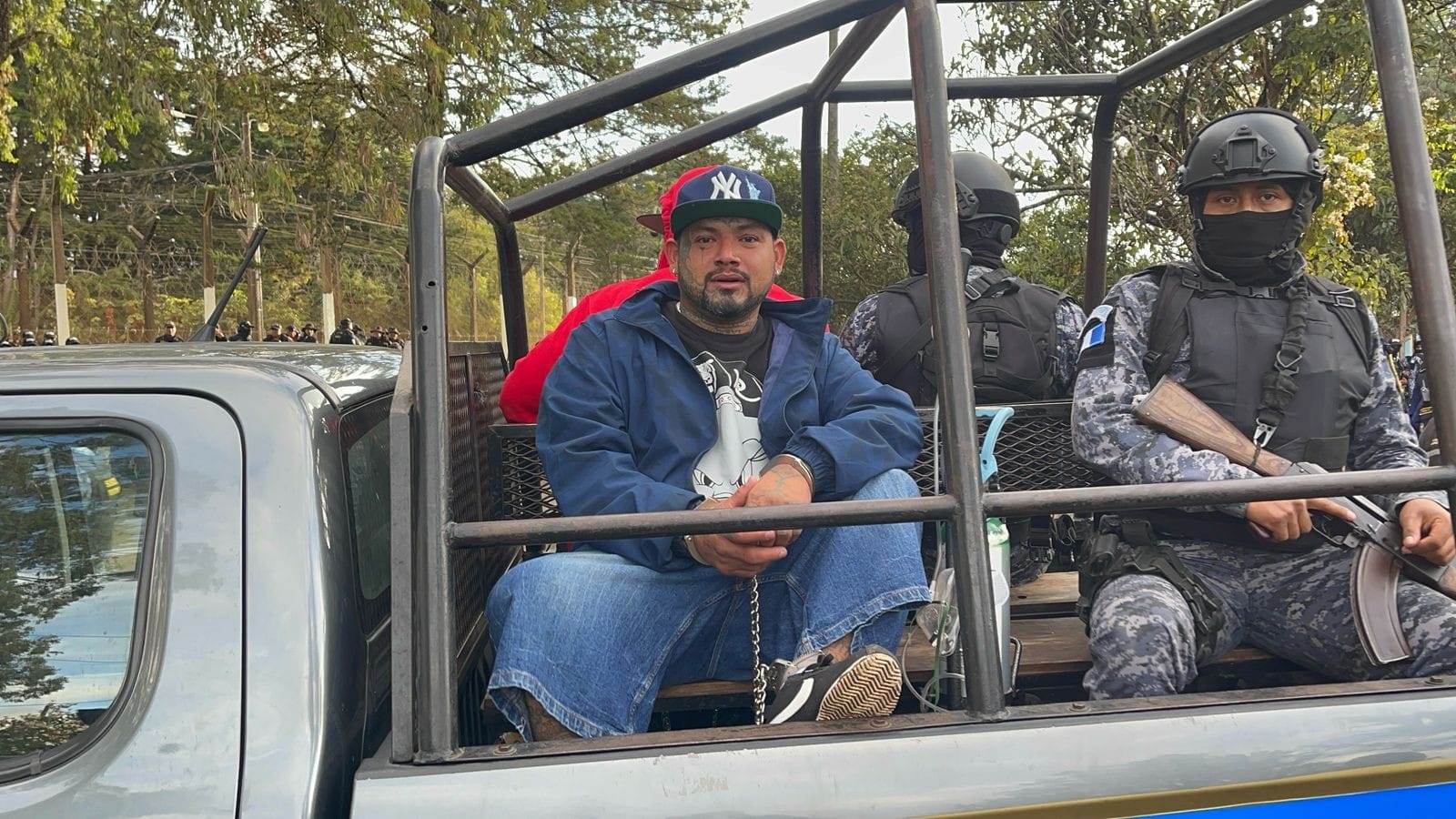 Autoridades de la PNC y del Sistema Penitenciario trasladaron a dos reclusos de Pavón a la cárcel Renovación I, en Escuintla.