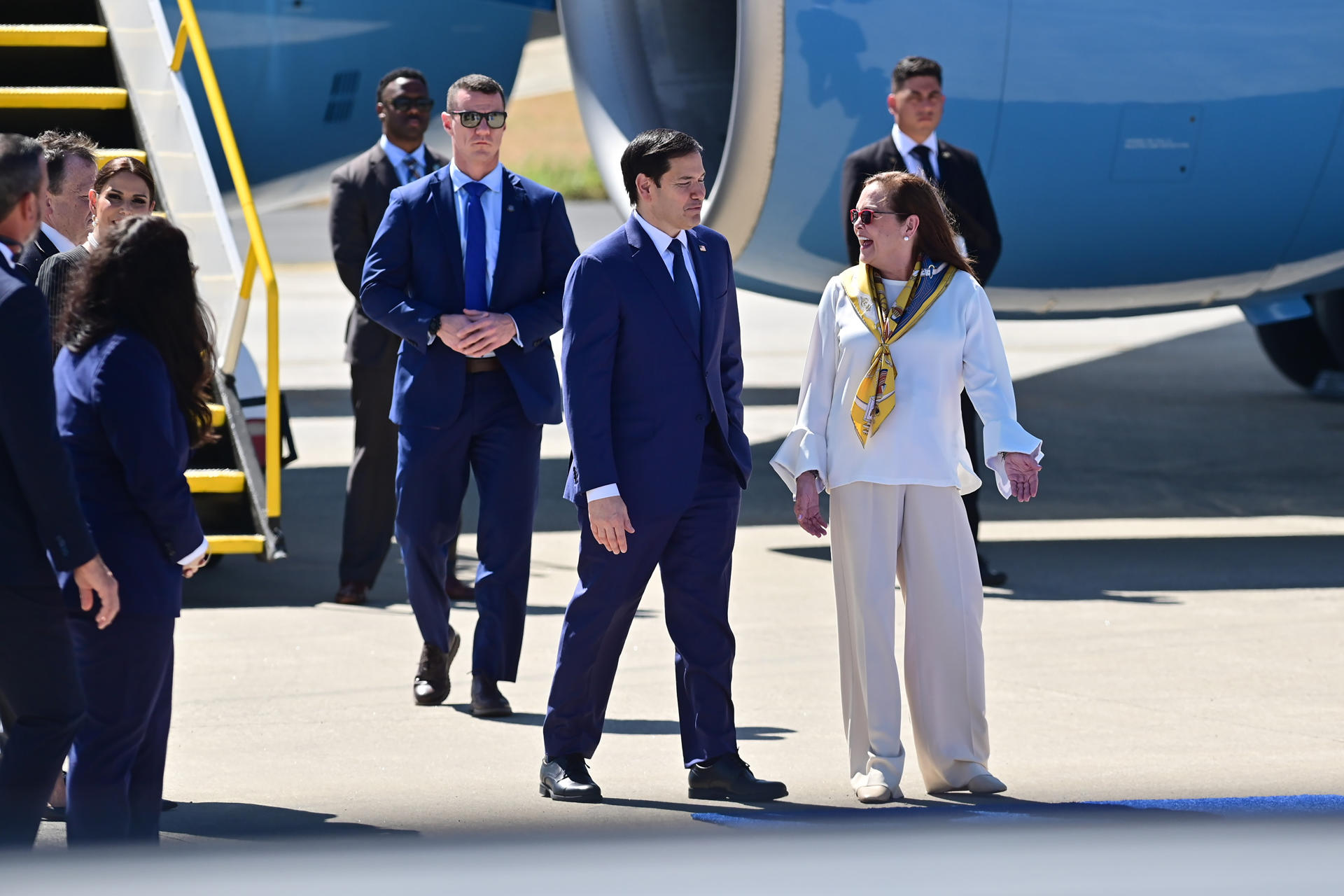El secretario de Estado de EE. UU., Marco Rubio, junto a la canciller de El Salvador, Alexandra Hill, a su llegada a El Salvador.