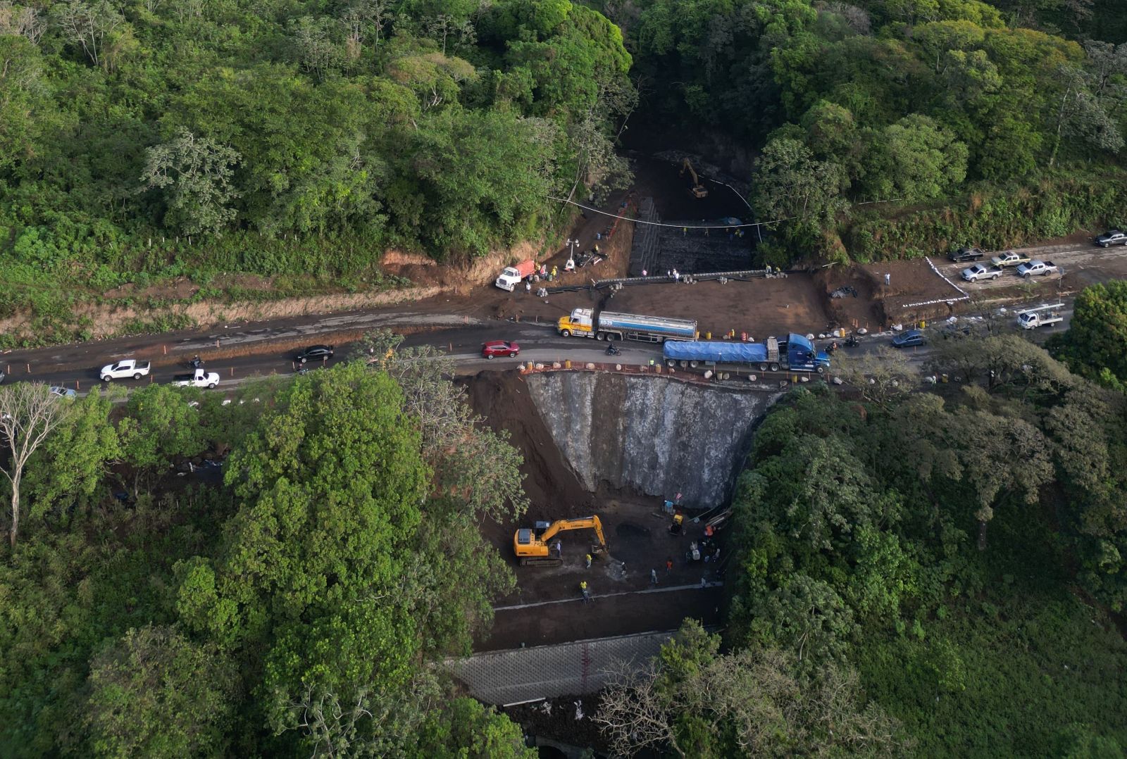 Reportan avances en los trabajos de recuperación del paso vial en la autopista Palín-Escuintla.