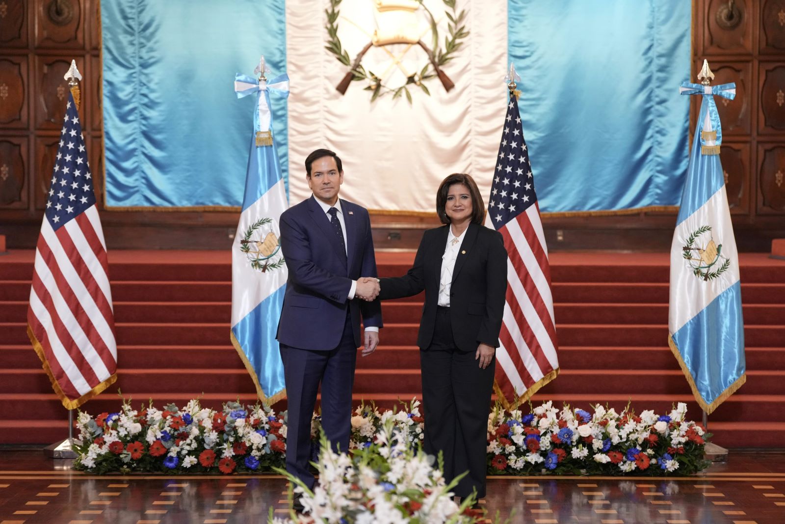 La vicepresidenta Karin Herrera recibe al secretario de Estado de EE. UU., Marco Rubio, en el Palacio Nacional de la Cultura. /Foto: Álvaro Interiano