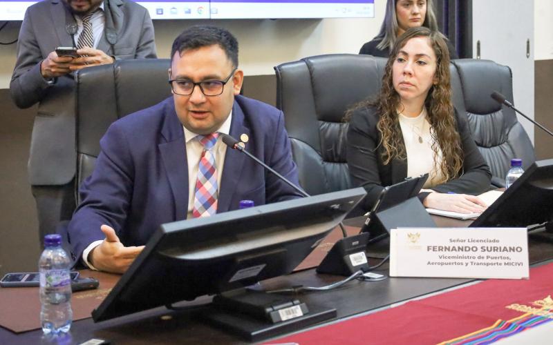 Viceministro de Transportes Fernando Suriano presentó en el Congreso avances en seguridad vial y de pasajeros. / Foto: CIV.