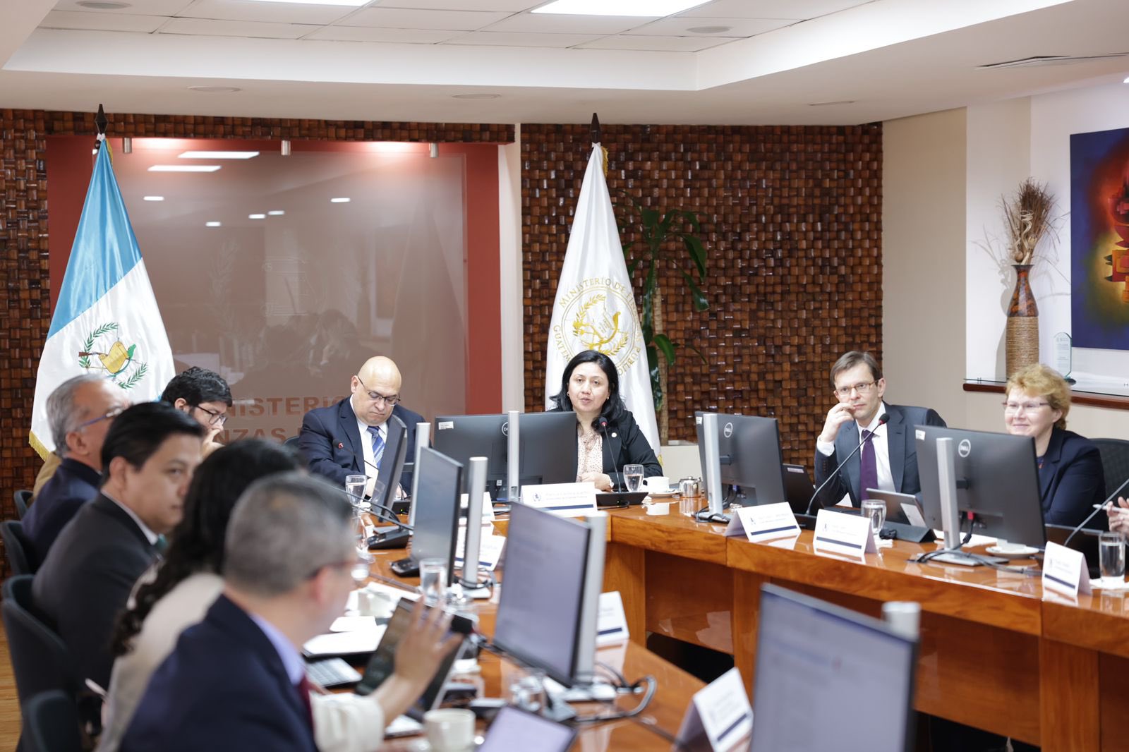 Autoridades del Minfin se reúnen con delegación del FMI