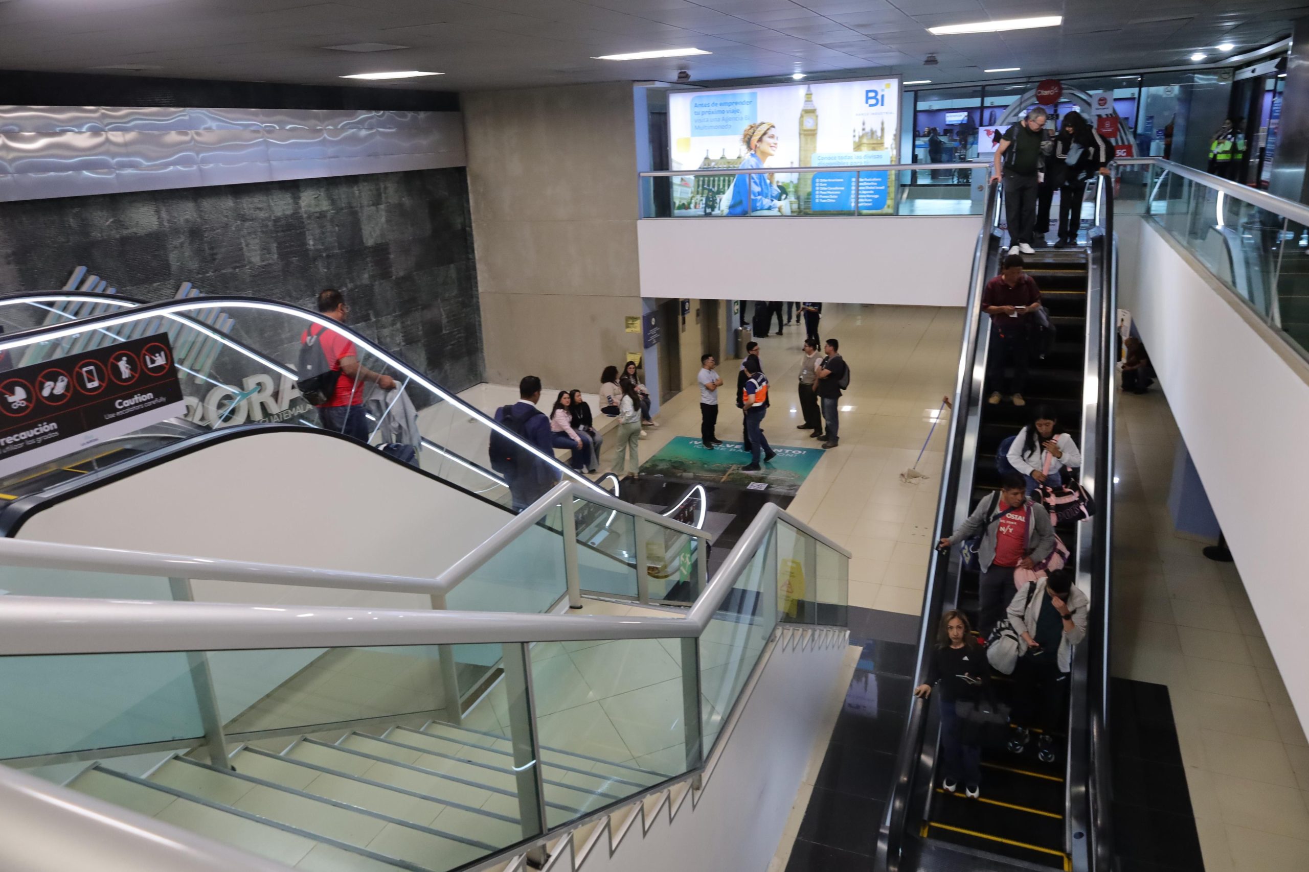 Nuevas gradas eléctricas y elevadores mejoran la utilidad de espacios en el aeropuerto La Aurora. / Foto: CIV.