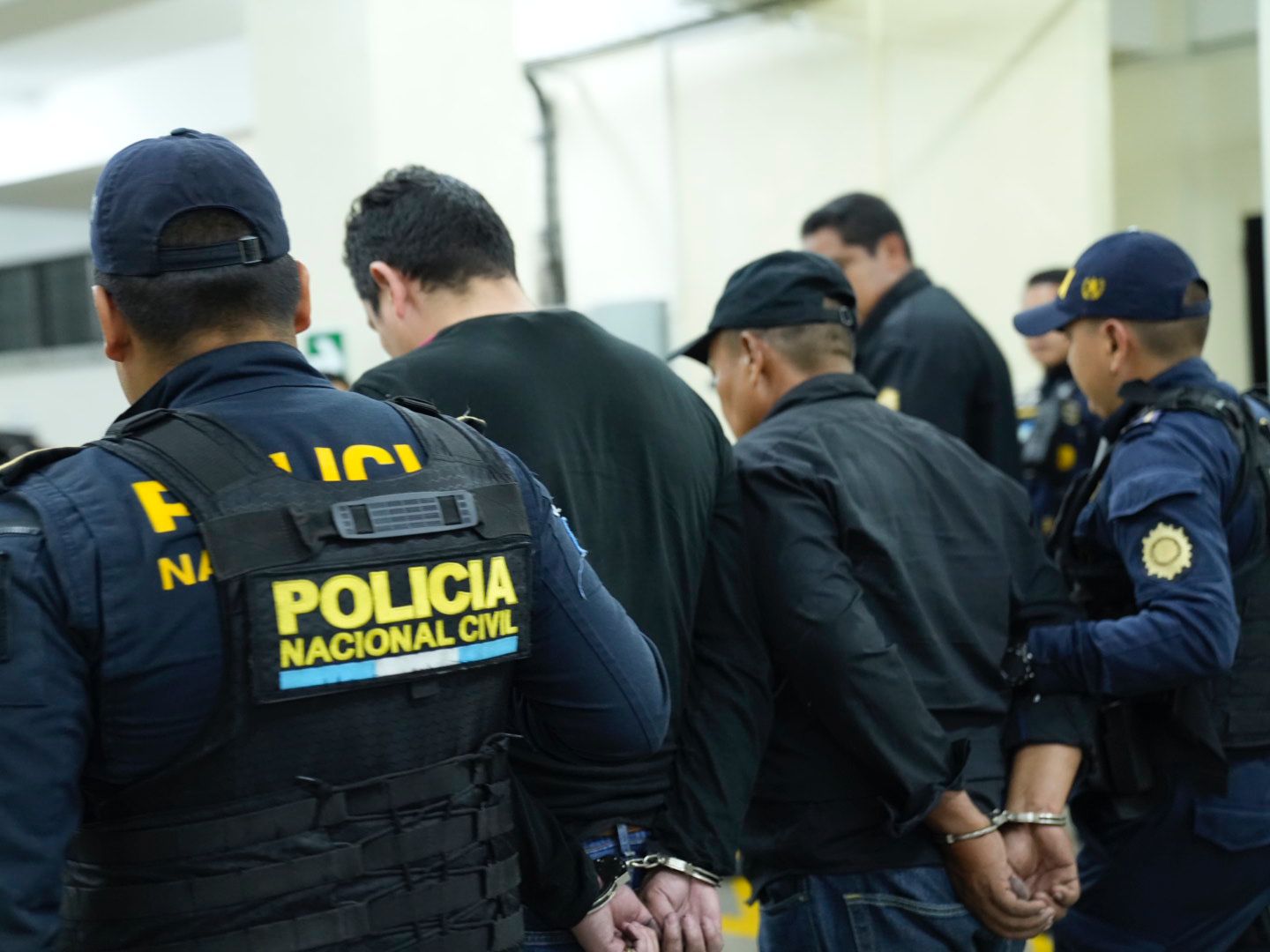 Dos presuntos saqueadores capturados, portaban revólver ilegal. / Foto: PNC