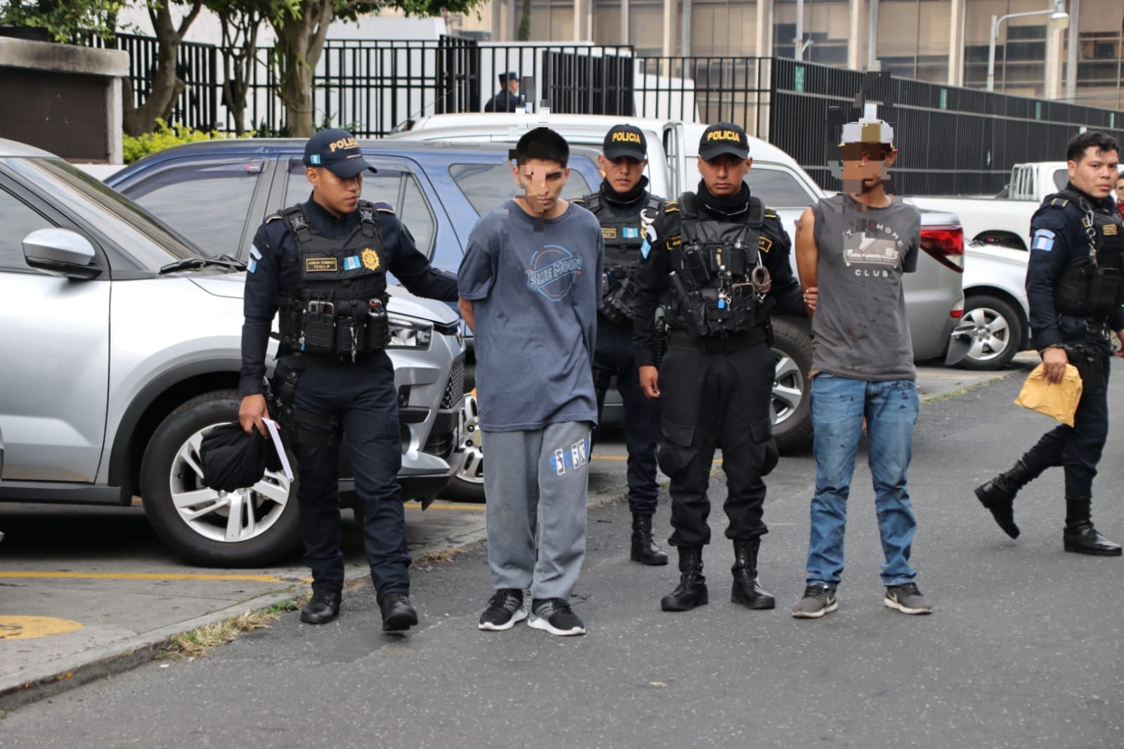 Los detenidos, identificados como Diego "N", de 20 años, y Ángel "N", de 23, fueron interceptados por agentes de la Comisaría 11. / Foto: PNC