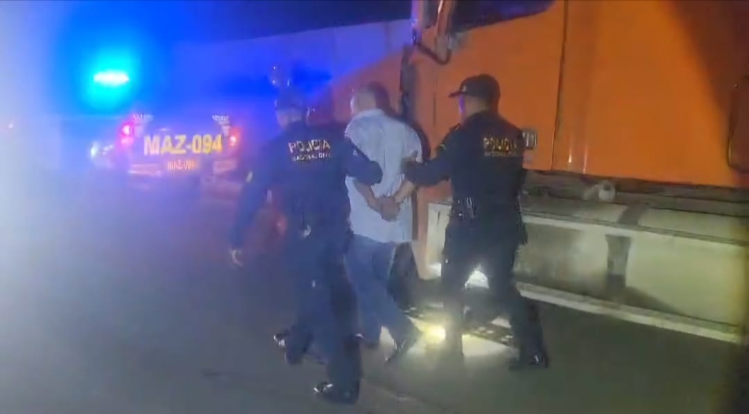 Las autoridades recibieron una alerta sobre el robo del cabezal marca Freightliner con placas C894BWK y el furgón TC59CDC. / Foto: PNC