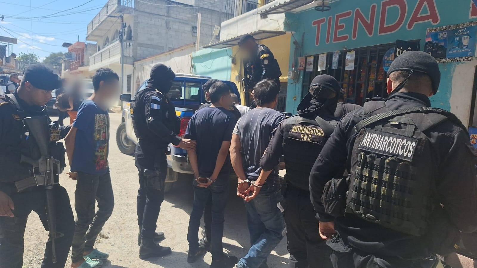 Fueron capturados cinco individuos señalados de distribuir drogas en Zacapa. / Foto: PNC.