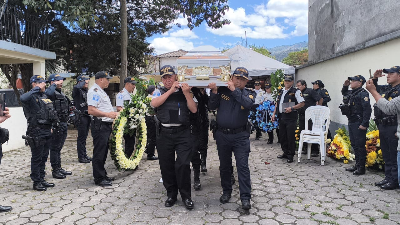 Compañeros del agente Sac lo despiden con honores. / Foto: PNC.