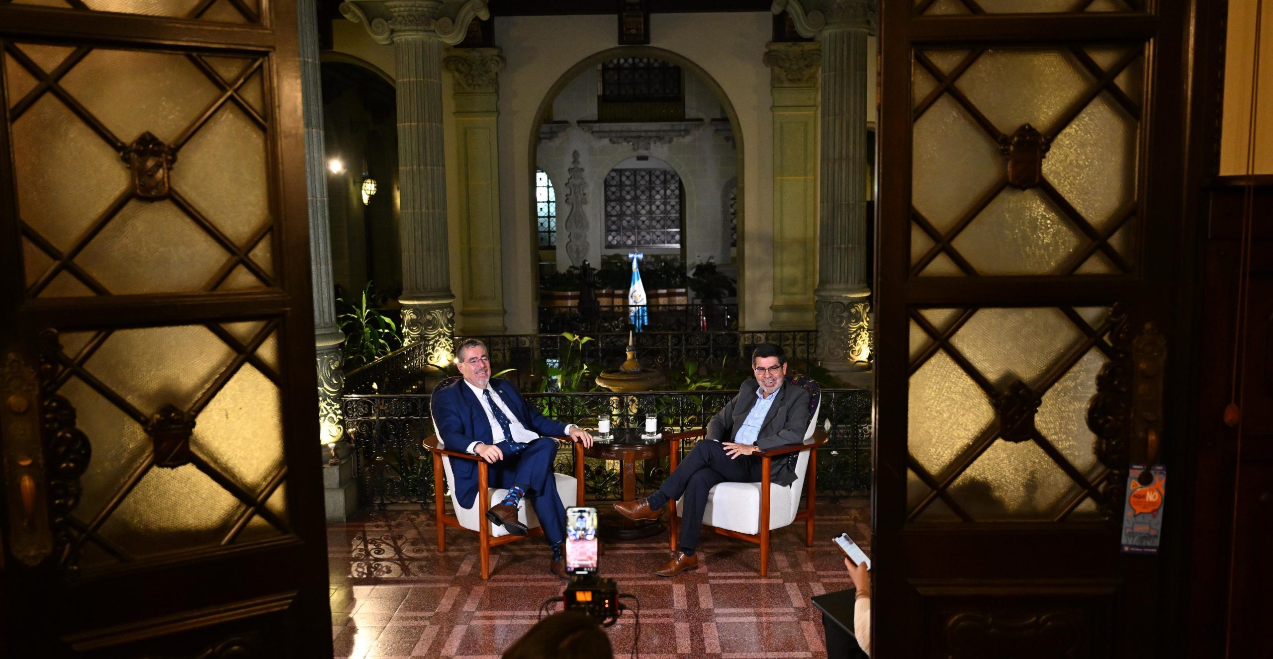 Presidente Bernardo Arévalo junto al director de Rutas del Desarrollo. / Foto: Byron de la Cruz.